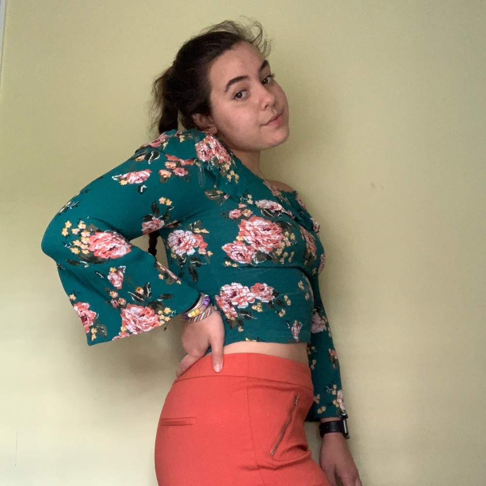 ❤️Off the shoulder bell sleeved crop top